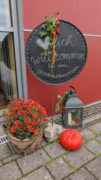 eroffnungsabend-zur-kunsthandwerkerausstellung-der-kurnacher-steckenpferdreiter