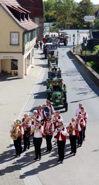 festumzug-buttenlauf-und-musik-dettelbach-feiert-die-letzte-fuhre
