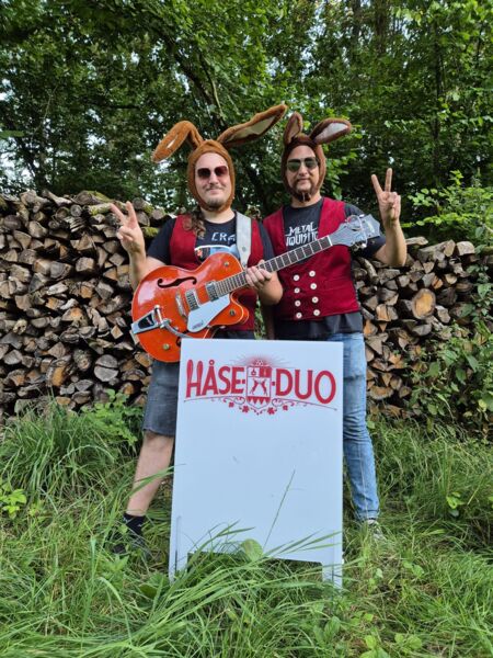 hase-duo-zwa-hase-koche-kaffee