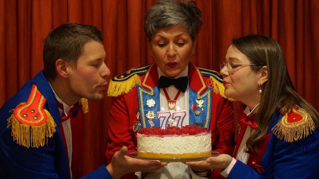 77-joahr-un-mir-feiern-ommer-noch