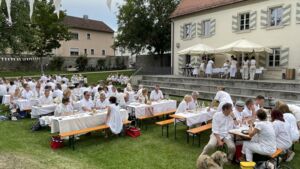 Ein Hauch Paris in Rottendorf - Die Bücherei im Wasserschloss lädt zum White Dinner