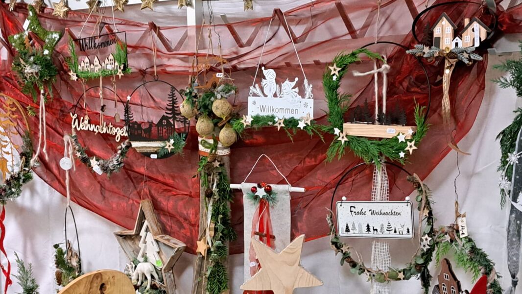 22-wachbacher-hobbykunstlermarkt-zuruck-in-der-aula