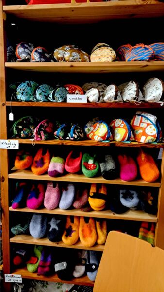 22-wachbacher-hobbykunstlermarkt-zuruck-in-der-aula