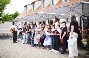 Der Singbus macht Station in Wiesentheid - Aktion der Deutschen Chorjugend mit dem Musikverein Wiesentheid