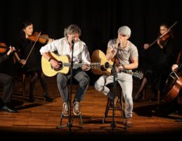 Simon & Garfunkel Tribute meets Classic –  Duo Graceland mit Streichquartett und Band