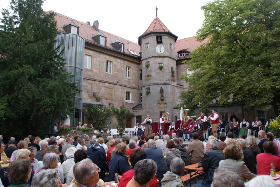 frankisches-sanger-und-musikantentreffen-im-schlosshof-schwanberg