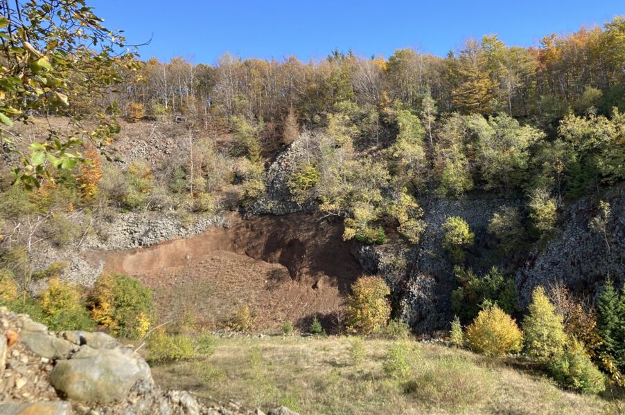 fuhrung-zum-tag-des-geotops-in-den-vulkankrater-gebirgsstein-gefuhrte-wanderung-mit-ranger-leonard-helfrich