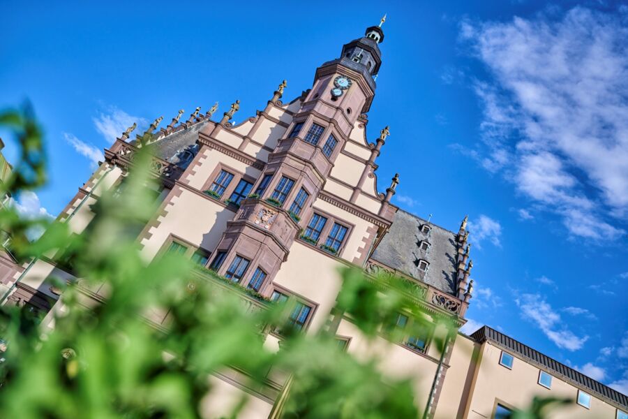 schweinfurts-geschichte-im-abendlicht-rathaus-und-schrotturm