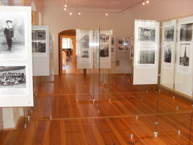 fuhrung-durch-die-fotoausstellung-im-schloss-wolzogen-mit-heinrich-hacker