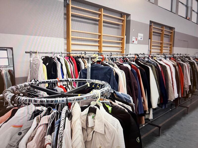 erwachsenenkleidermarkt-fur-damen-und-herren-herbstwinter