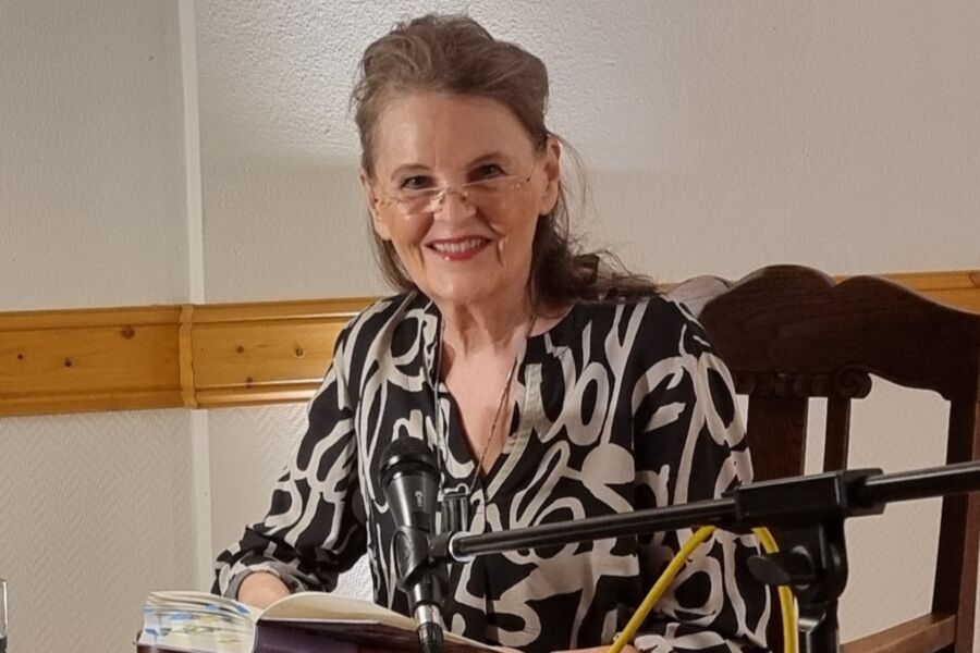 elfi-conrad-liest-aus-als-sei-alles-leicht