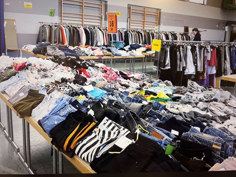 erwachsenenkleidermarkt-fur-damen-und-herren-herbstwinter