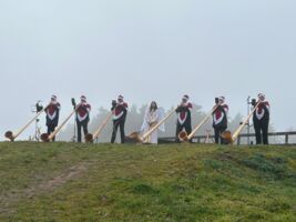 Alphorn-Ständchen beim Grillfest am Bergsee